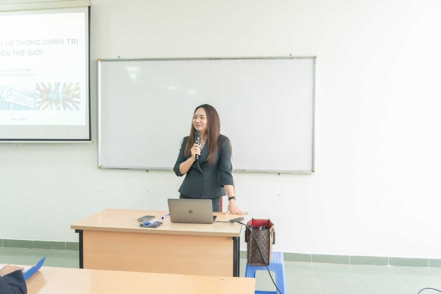 TIẾN SĨ LÊ THỊ THU MAI GIẢNG BÀI TẠI TRƯỜNG ĐẠI HỌC THÁI BÌNH